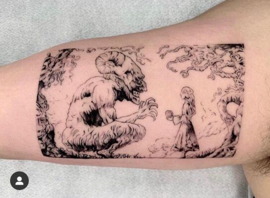 Hình xăm quái vật và cô gái trên bắp tay, phong cách blackwork chi tiết, ảnh HD.