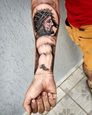 Hình xăm chân dung Chúa Giê-su trên cánh tay, phong cách blackwork chi tiết, ảnh HD.