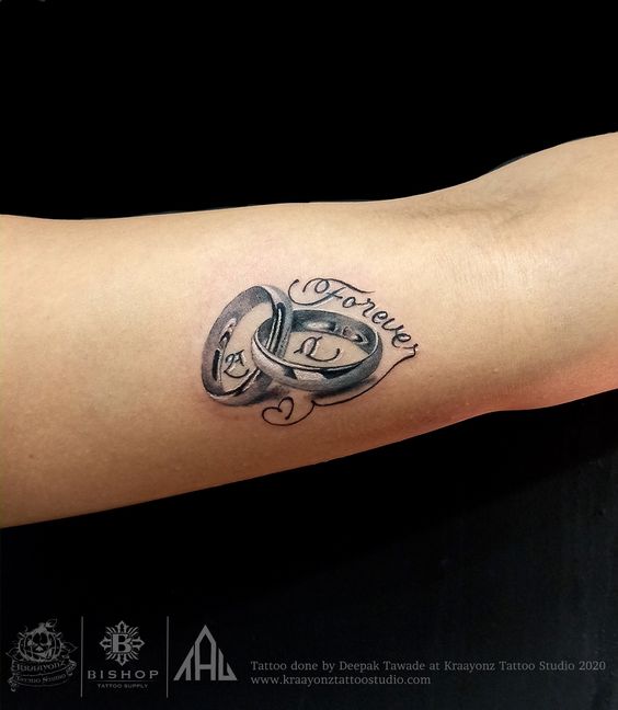 Hình xăm nhẫn cưới trên cánh tay, phong cách blackwork chi tiết, độ phân giải HD.