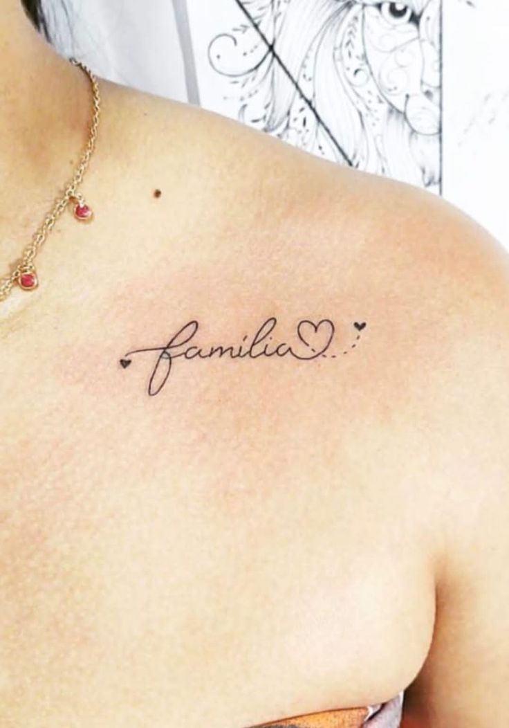 Mẫu thiết kế xăm 'gia đình' mini cho khách Hình xăm chữ "familia" với trái tim nhỏ trên vai, phong cách tinh tế, ảnh HD.