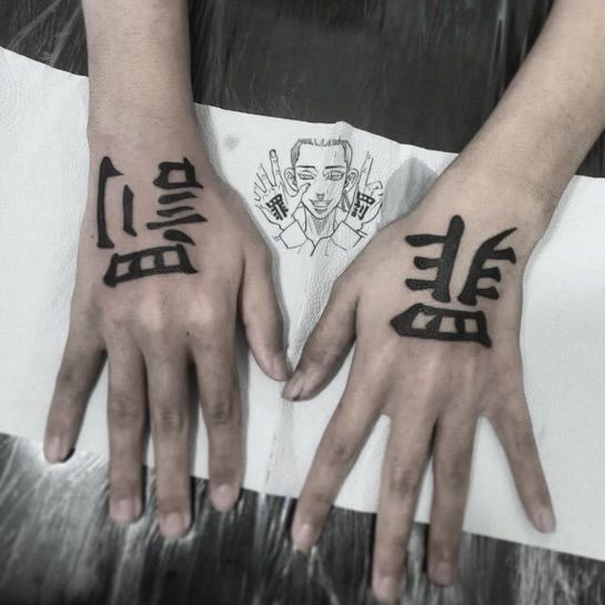 Hình xăm chữ phong cách blackwork trên mu bàn tay, chi tiết rõ nét, ảnh HD.