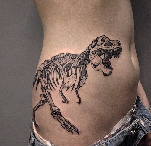 Hình xăm khủng long trên eo, phong cách blackwork chi tiết, độ phân giải HD.