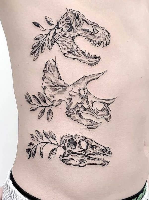 Hình xăm sọ khủng long trên sườn, phong cách blackwork chi tiết, độ phân giải HD.