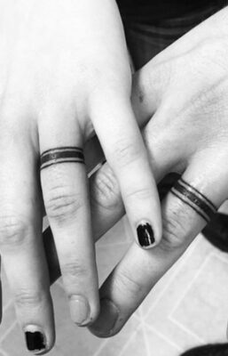 Hình xăm vòng tay phong cách blackwork trên ngón tay, độ chi tiết cao, ảnh HD đen trắng.