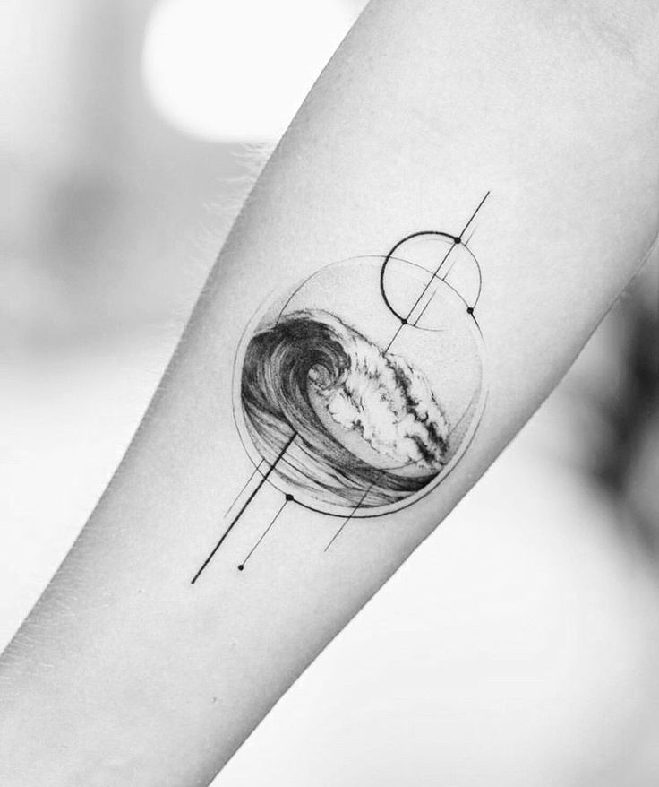 Hình xăm sóng biển phong cách blackwork trên cánh tay, chi tiết, ảnh HD.