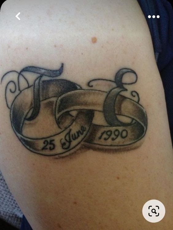 Hình xăm chữ cuộn trên vai, phong cách blackwork chi tiết, độ phân giải HD.