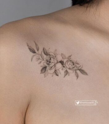 Hình xăm hoa ở vai, phong cách blackwork, chi tiết tinh xảo, ảnh HD.
