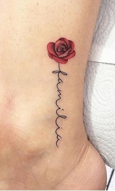 Tình yêu cho gia đình như hoa hồng đỏ kia Hình xăm hoa hồng mini trên mắt cá chân, phong cách màu nước, chi tiết rõ nét, ảnh HD.