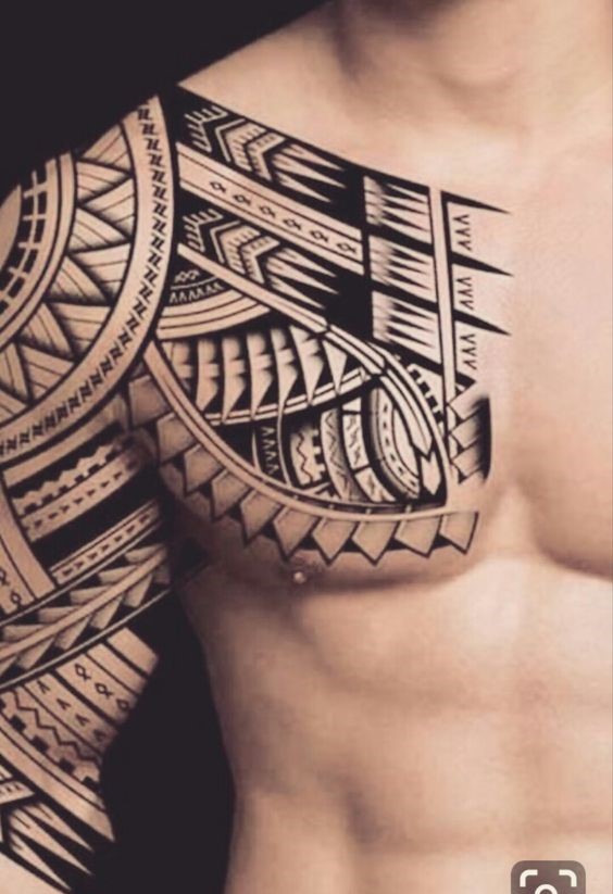 Hình xăm bộ lạc trên ngực và vai, phong cách blackwork, chi tiết sắc nét, độ phân giải HD.