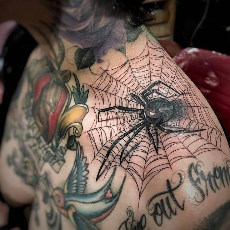 Hình xăm mạng nhện và nhện trên vai, phong cách blackwork, chi tiết rõ nét, độ phân giải HD.