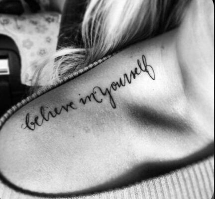 vị trí xăm chữ believe in yourself cực đẹp Hình xăm chữ "believe in yourself" trên vai, phong cách chữ viết tay, ảnh đen trắng, độ phân giải HD.