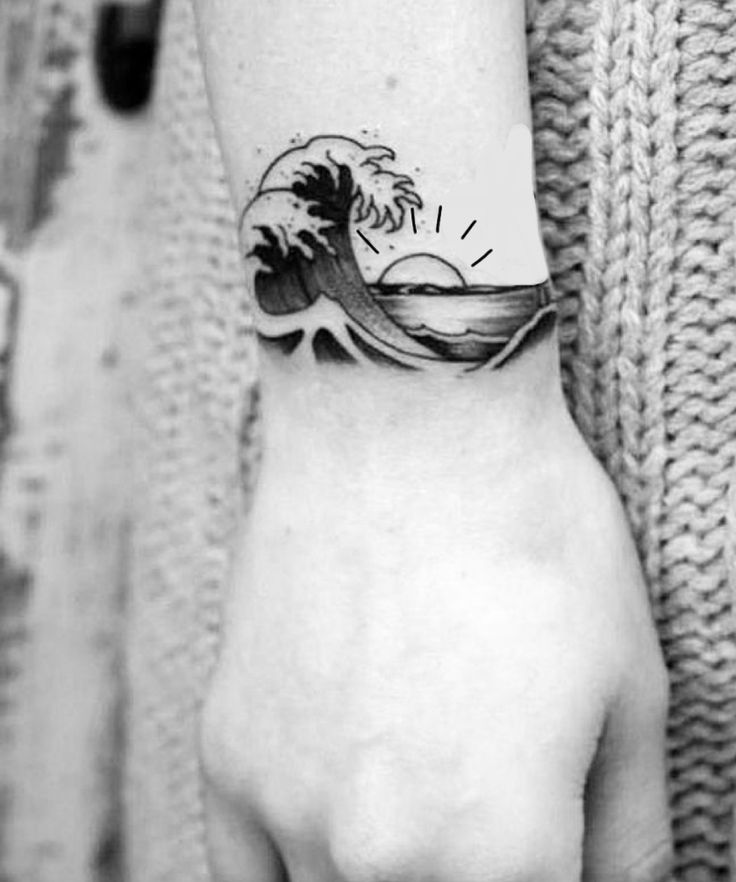 Hình xăm sóng và mặt trời trên cổ tay, phong cách blackwork, chi tiết rõ nét, ảnh độ phân giải HD.