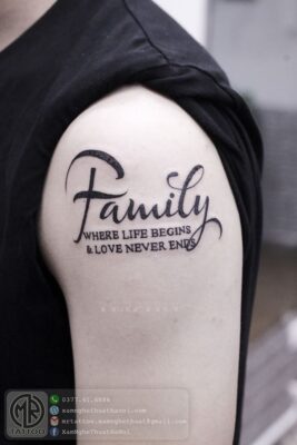Hình xăm chữ "Family" trên bắp tay, phong cách chữ viết đen, ảnh HD.
