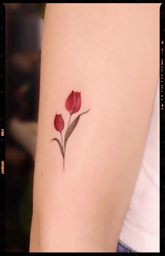 Hình xăm hoa tulip mini trên tay, phong cách màu nước, chi tiết tinh tế, độ phân giải HD.