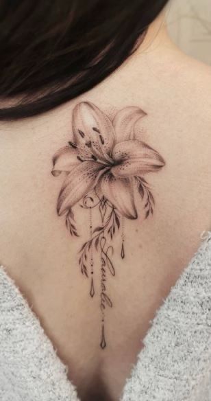 Vẻ đẹp của hình xăm hoa ly sau lưng Hình xăm hoa lily trên lưng, phong cách blackwork chi tiết, ảnh HD.