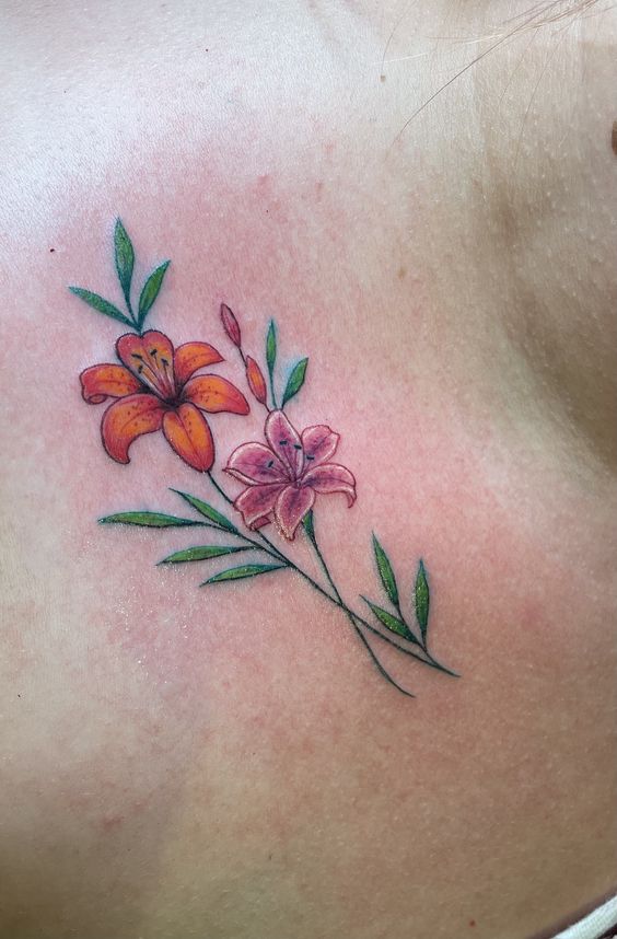 Vẻ đẹp quyến rũ của những cánh hoa ly rực rỡ Hình xăm hoa lily màu nước trên vai, chi tiết tinh tế, chất lượng HD.