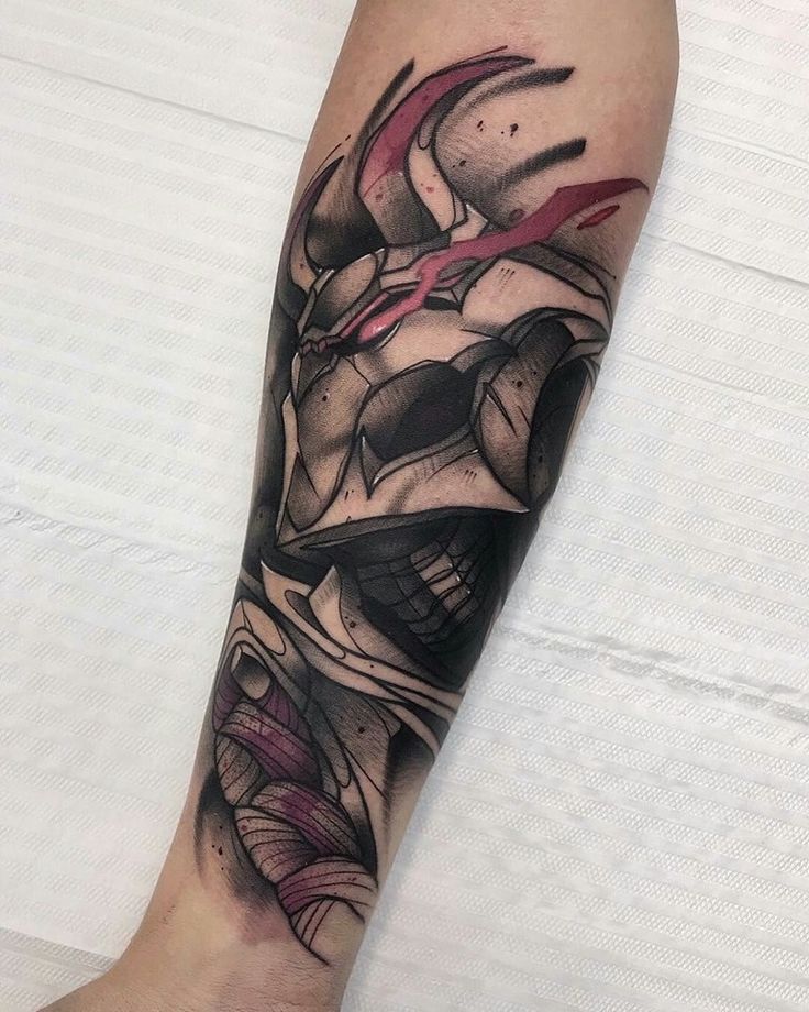 Hình xăm mặt nạ phong cách blackwork ở cánh tay, chi tiết sắc nét, độ phân giải HD.