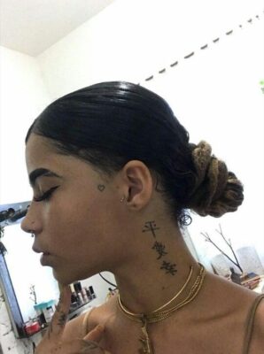 vị trí xăm chữ Hán cực kỳ ấn tượng Hình xăm chữ kiểu blackwork trên cổ, độ chi tiết cao, ảnh chất lượng HD.