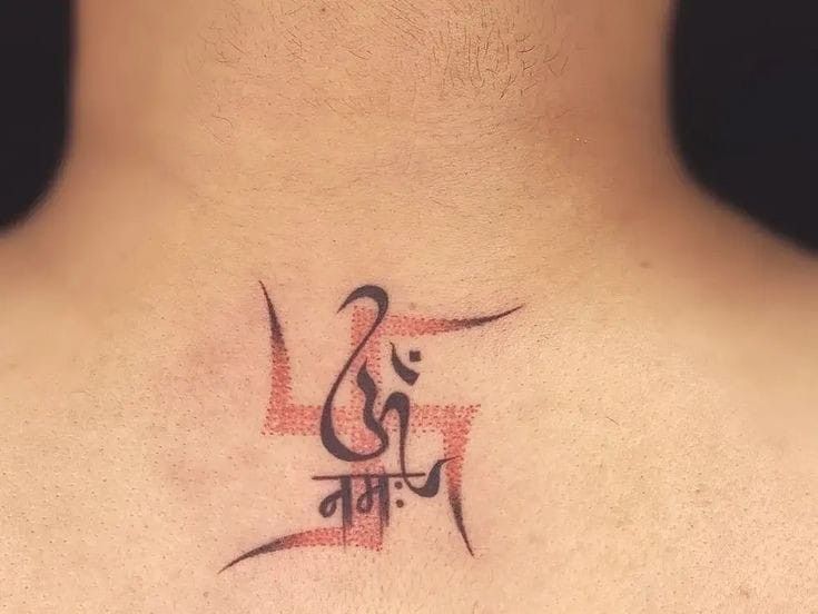Hình xăm chữ nghệ thuật trên gáy, phong cách blackwork, độ chi tiết cao, ảnh HD.