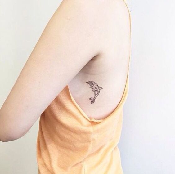vị trí xăm cá heo cho nữ Hình xăm cá heo hình học, vị trí dưới cánh tay, phong cách blackwork, ảnh HD.