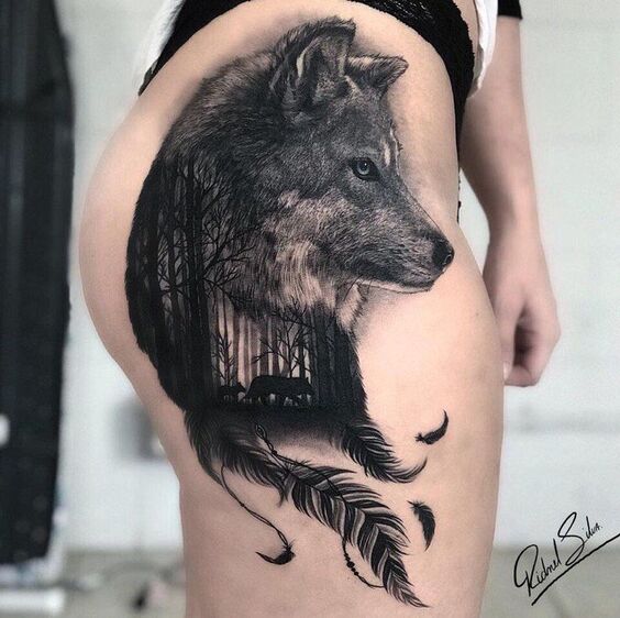 vị trí xăm chó sói cho nữ Hình xăm sói blackwork trên đùi, chi tiết cao, phong cách hiện đại, ảnh HD.