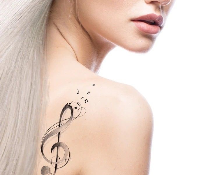 Hình xăm nốt nhạc trên vai, phong cách blackwork, độ chi tiết cao, ảnh HD.