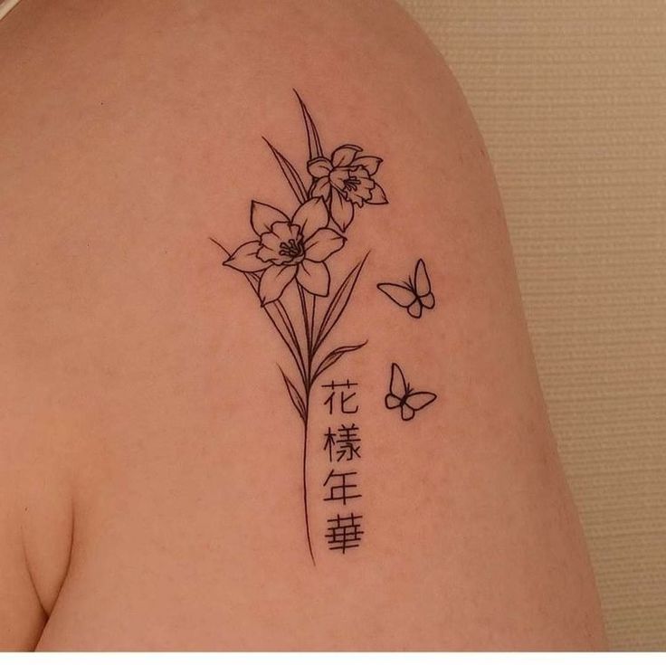 Hình xăm hoa và bướm phong cách blackwork trên vai, độ chi tiết cao, ảnh HD.