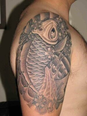 Hình xăm cá chép phong cách blackwork trên vai, chi tiết sắc nét, độ phân giải HD.
