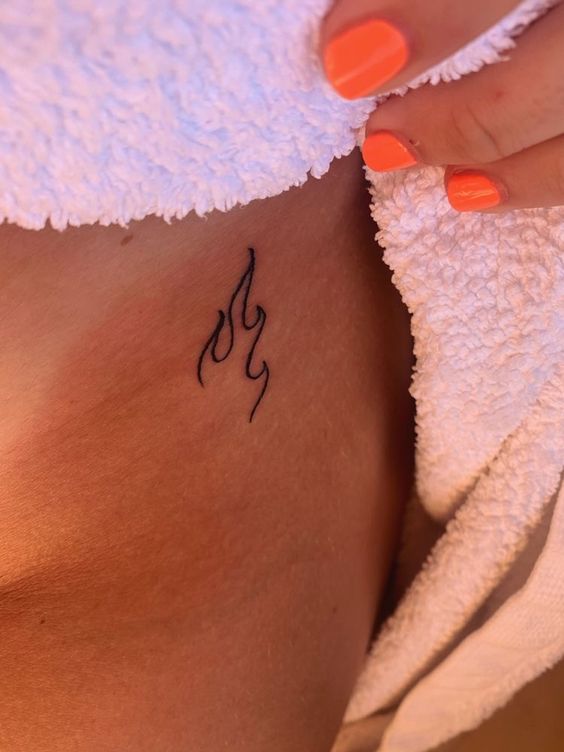 Xăm biểu tượng lửa đơn giản nhỏ nhắn Hình xăm ngọn lửa mini ở hông, phong cách blackwork, độ chi tiết cao, ảnh HD.