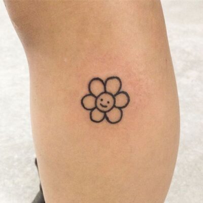 Hình xăm bông hoa mini trên cánh tay, phong cách blackwork, chi tiết đơn giản, ảnh độ phân giải HD.