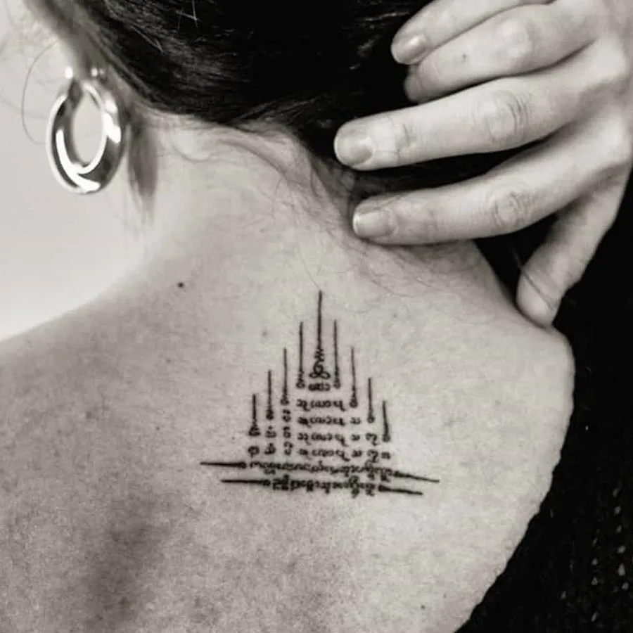 Hình xăm chữ Thái ở gáy, phong cách blackwork tinh tế, ảnh độ phân giải HD.