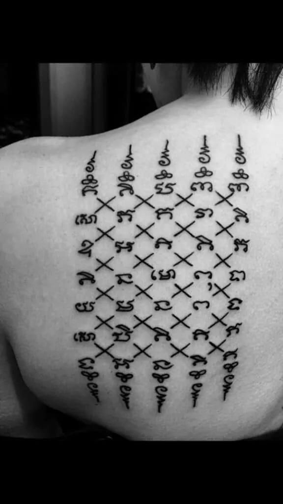Hình xăm chữ Thái trên lưng, phong cách blackwork, chi tiết rõ nét, độ phân giải HD.