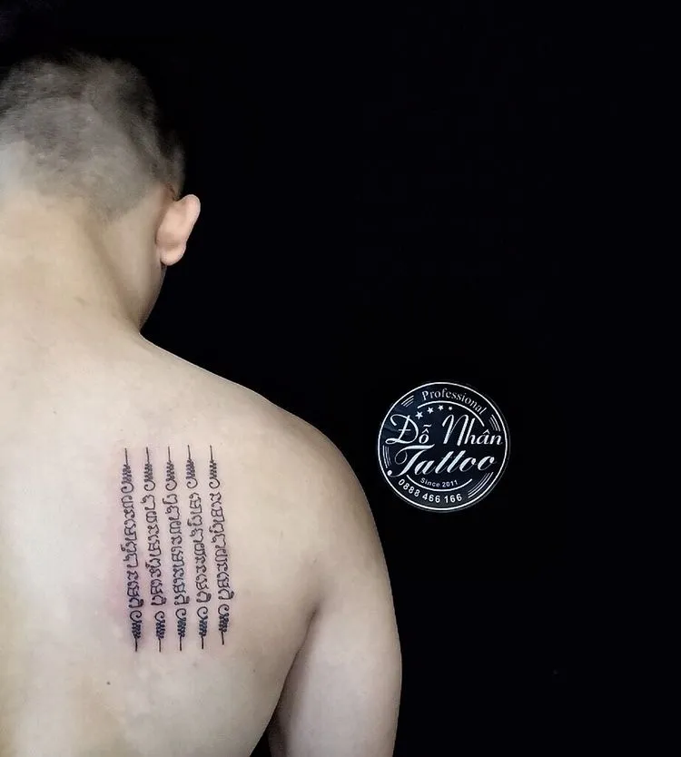 Hình xăm chữ dọc lưng, phong cách blackwork, chi tiết, ảnh HD.