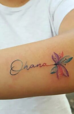 Xăm cẳng tay mẫu chữ hàm chứa nhiều ý nghĩa Hình xăm chữ "Ohana" và hoa phong cách màu nước trên cánh tay, chi tiết, độ phân giải HD.