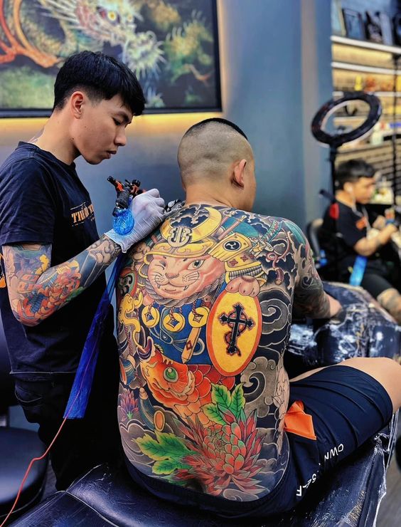 Hình xăm mèo chiến binh trên lưng, phong cách màu sắc chi tiết, ảnh chất lượng HD.
