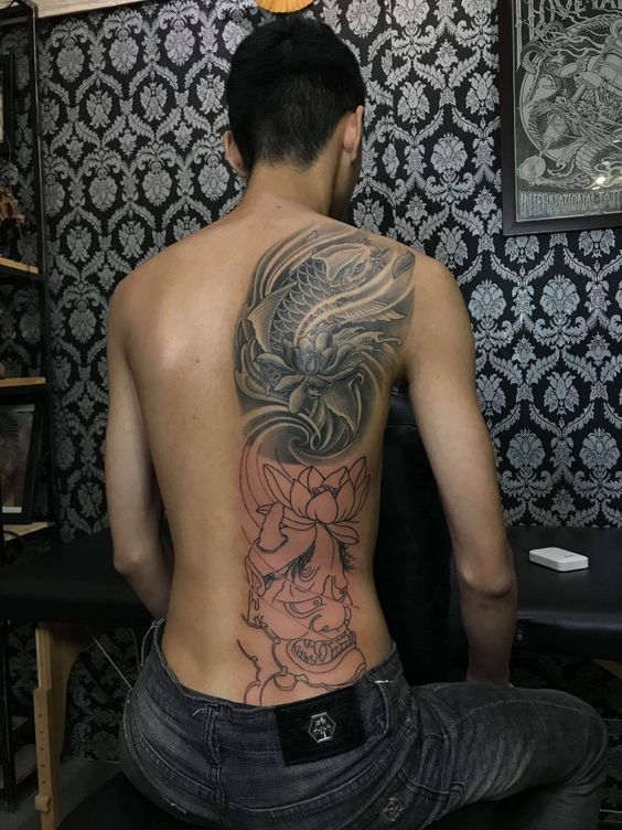Hình xăm cá chép và hoa sen trên lưng, phong cách blackwork, chi tiết nghệ thuật, ảnh HD.