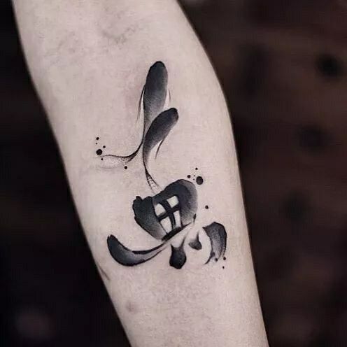 Hình xăm chữ phong cách blackwork trên cánh tay, thiết kế tối giản, ảnh HD.