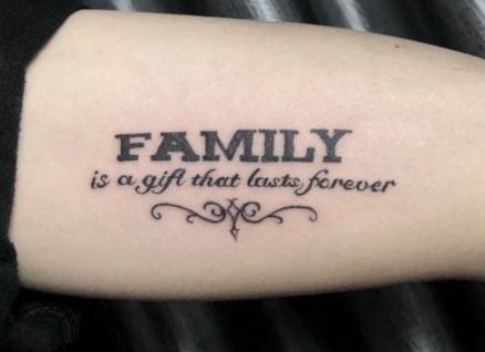 Hình xăm chữ "Family" trên cánh tay, phong cách blackwork, độ chi tiết cao, ảnh chất lượng HD.