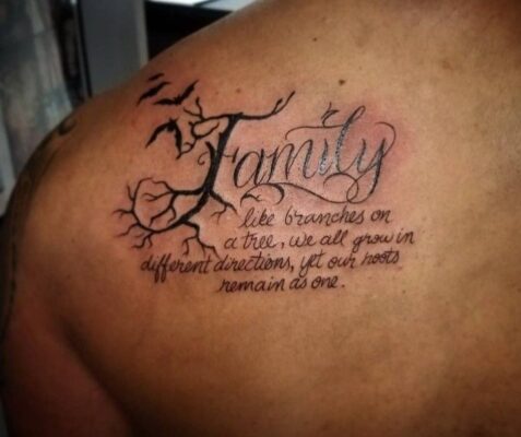 Hình xăm chữ "Family" và cành cây trên vai, phong cách blackwork, độ chi tiết cao, ảnh HD.