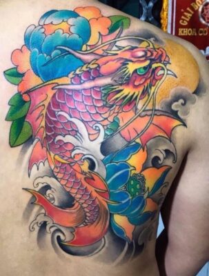 Hình xăm cá chép màu sắc trên lưng, phong cách Nhật Bản, chi tiết, độ phân giải HD.