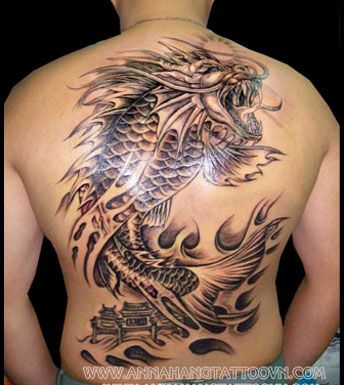 Hình xăm cá rồng trên lưng, phong cách blackwork chi tiết, độ phân giải HD.
