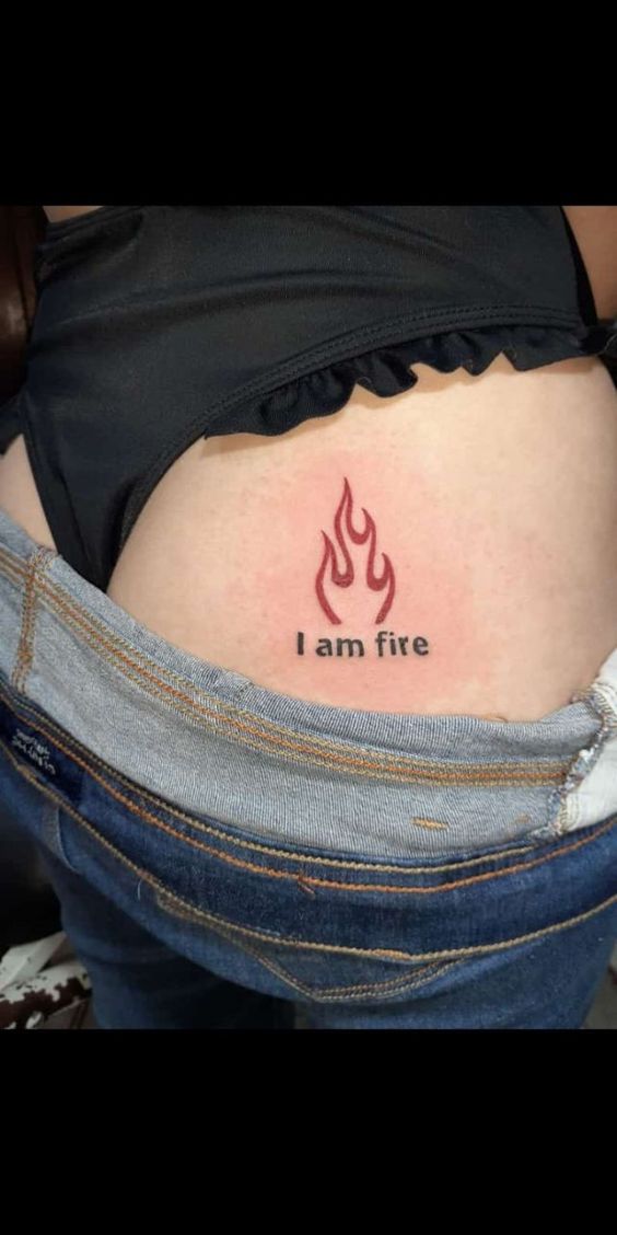 Xăm hình chữ với ngọn lửa rực rỡ Hình xăm ngọn lửa chữ "I am fire" trên lưng, phong cách đơn giản, độ phân giải HD.