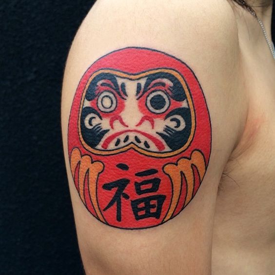 xăm hình daruma phong thủy thu hút điều lành Hình xăm Daruma màu sắc trên vai, phong cách truyền thống, chi tiết rõ nét, ảnh HD.