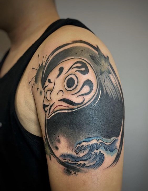 Xăm hình Daruma đen trắng mặt tròn trên bắp tay Hình xăm cá Koi phong cách blackwork trên vai, chi tiết, độ phân giải cao.