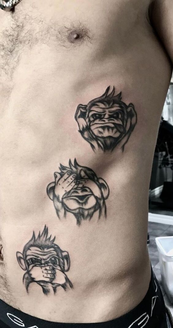 xăm hình dọc sườn cho nam giới Hình xăm khỉ ba không trên sườn, phong cách blackwork, chi tiết rõ nét, độ phân giải cao.