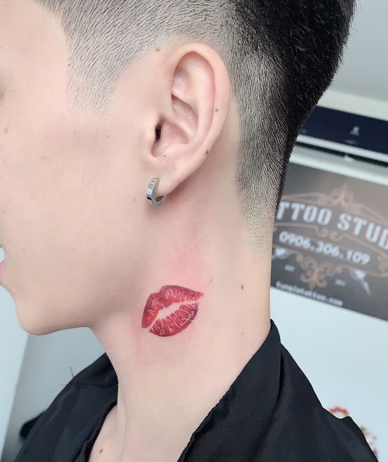 Hình xăm môi đỏ trên cổ, phong cách màu sắc, chi tiết rõ nét, ảnh chất lượng HD.