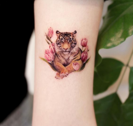 Hình xăm hổ và hoa tulip trên tay, phong cách màu nước, chi tiết rõ nét, độ phân giải HD.