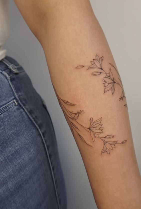 Hình xăm hoa trên tay, phong cách blackwork, chi tiết tinh tế, ảnh HD.