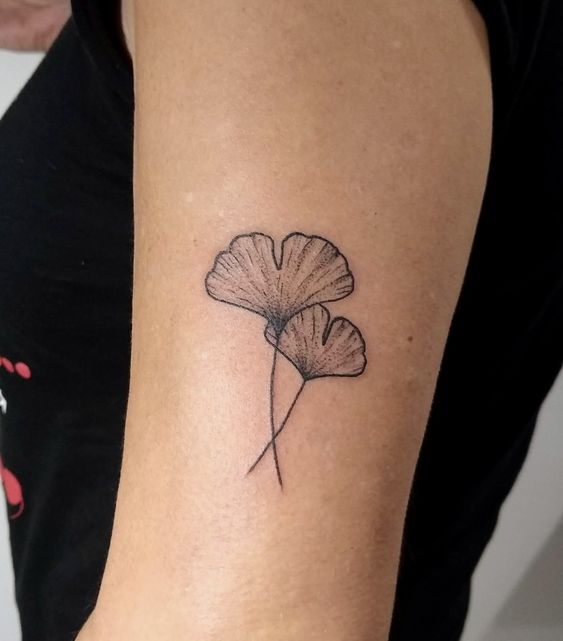 Hình xăm lá cây trên cánh tay, phong cách blackwork, chi tiết rõ nét, ảnh HD.
