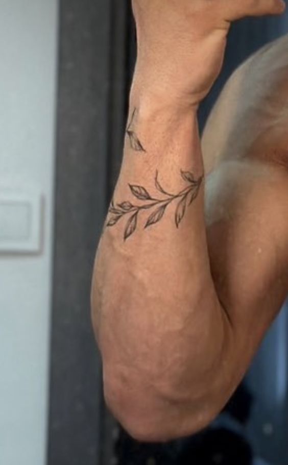 Hình xăm lá cổ tay, phong cách blackwork tinh tế, độ phân giải cao.